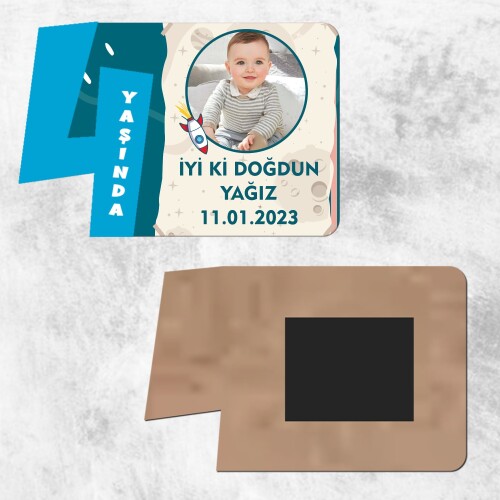 Roket Temalı 4 Yaşında Ahşap Mavi Yazılı Magnet