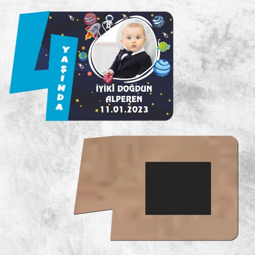 Uzay Temalı 4 Yaşında Ahşap Mavi Yazılı Magnet