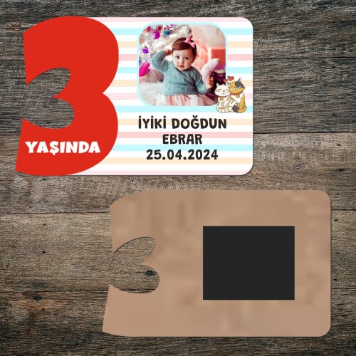 Sevimli Kediler 3 Yaşında Kırmızı Rakamlı Yaş Magneti