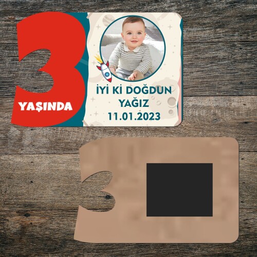 Roket Temalı 3 Yaşında Kırmızı Rakamlı Yaş Magneti