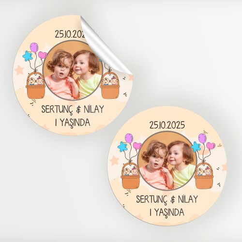 İkiz Bebek Yuvarlak Doğum Günü Etiketi