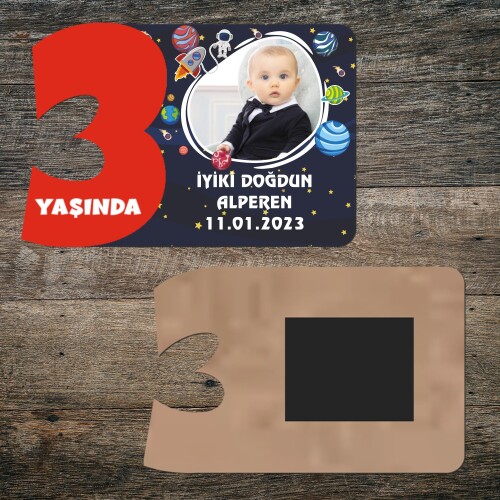 Uzay Temalı 3 Yaşında Kırmızı Rakamlı Yaş Magneti