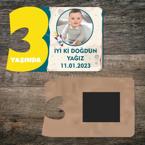 Roket Temalı 3 Yaşında Sarı Rakam Ahşap Yaş Magneti